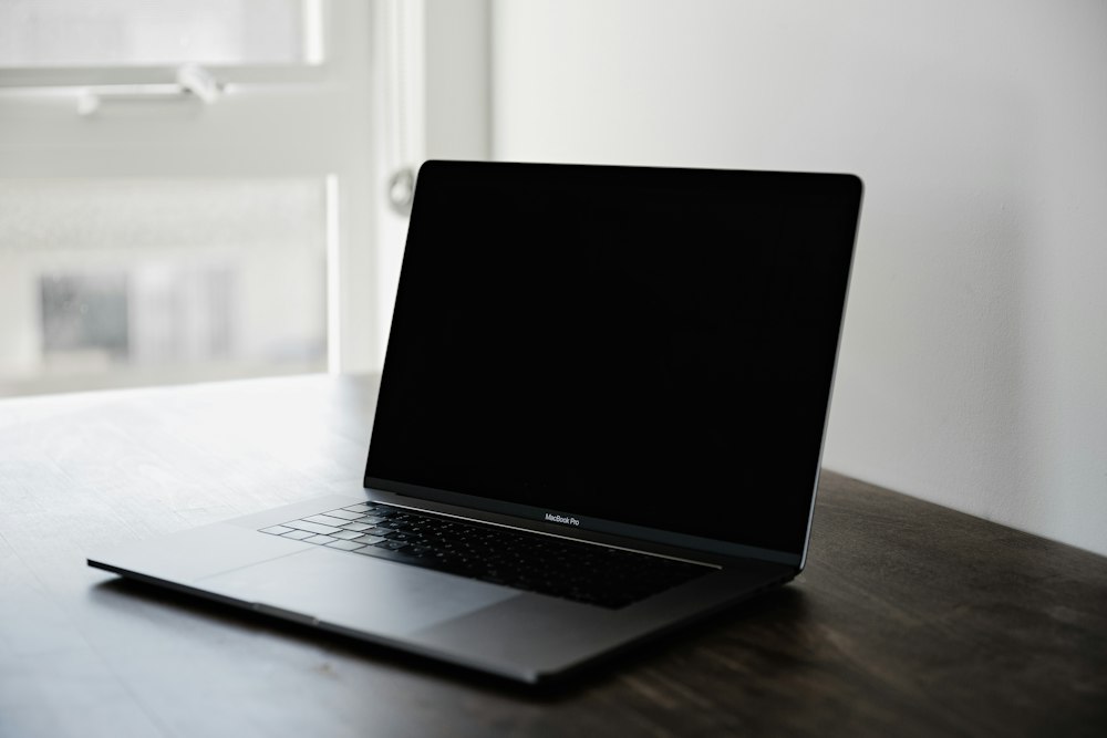 Un ordinateur portable sur un bureau en bois