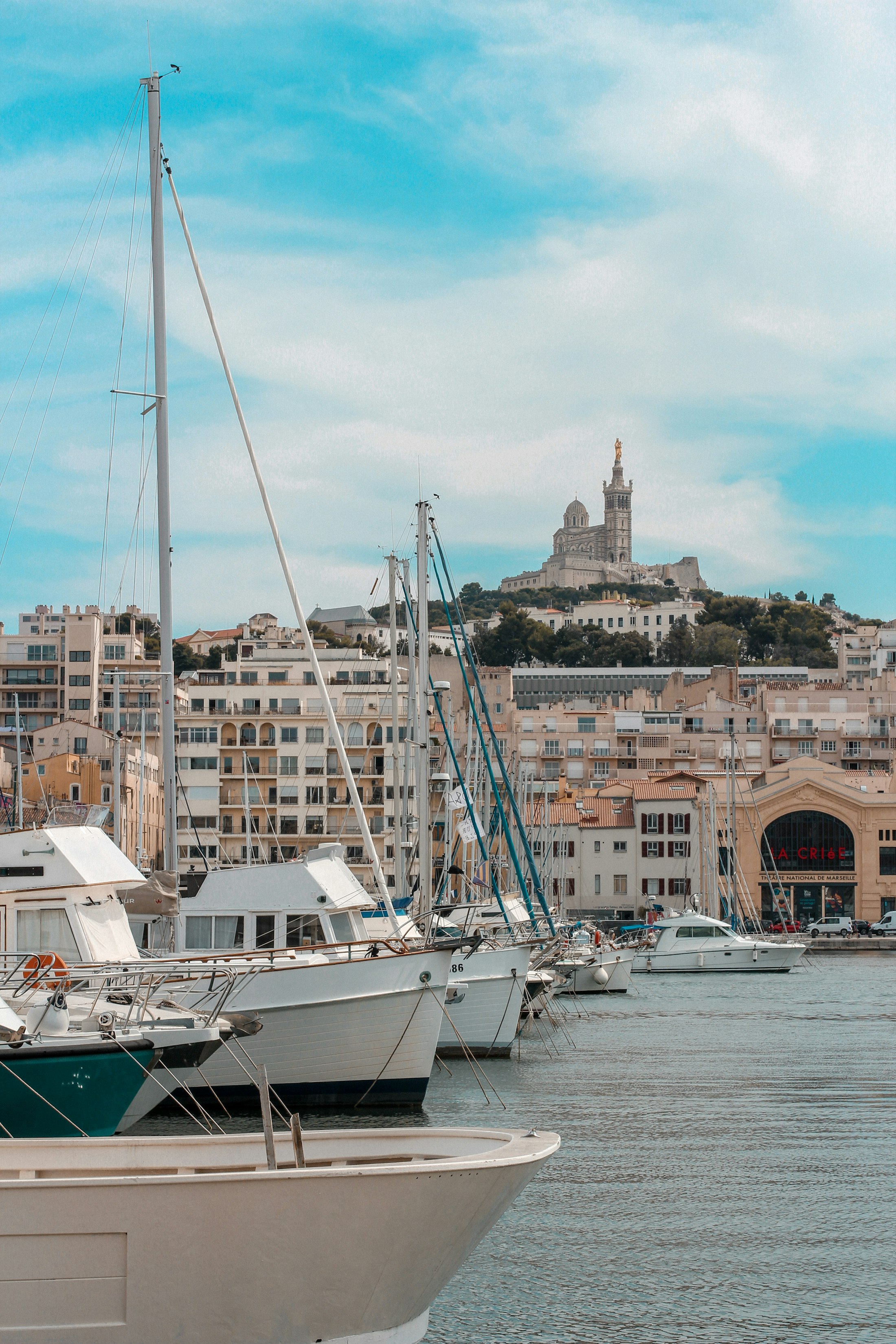 Le Vieux-Port de Marseille, bateaux à quai sous la basilique