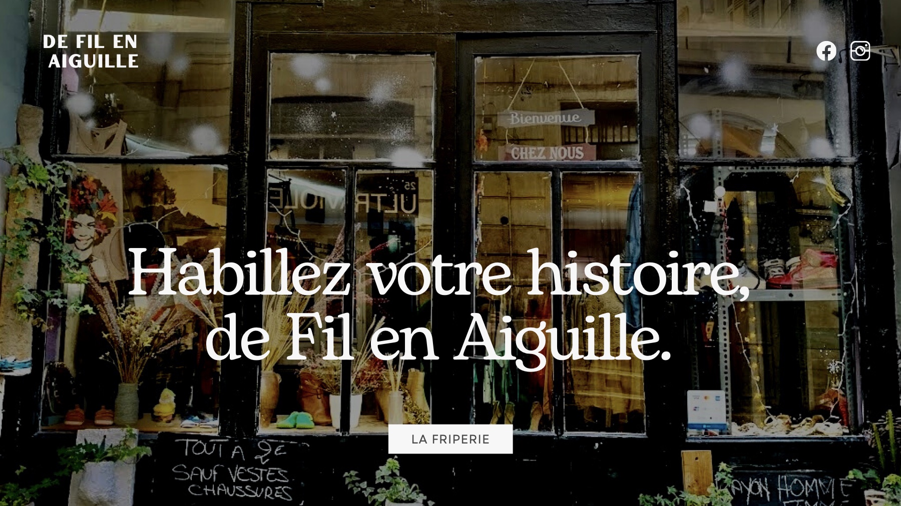 Page d'accueil du site de la friperie De Fil en Aiguille : la vitrine de la boutique et le titre « Habillez votre histoire, de Fil en Aiguille. »